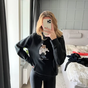Ralph lauren hoodie - Säljer en Ralph lauren hoodie med björntryck. Den är i storlek XL på barnavdelningen men passar XS/S