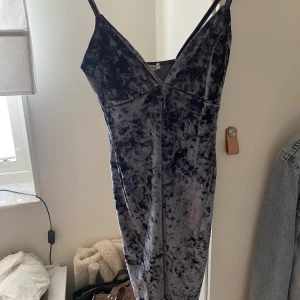 Sammet klänning  - En blå/ grå sammet klänning från Nelly. 