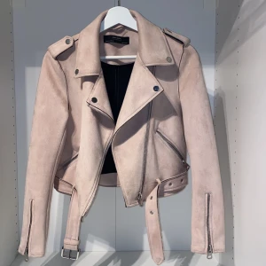 Biker jacka mocka - En rosa bikerjacka i mocka från zara