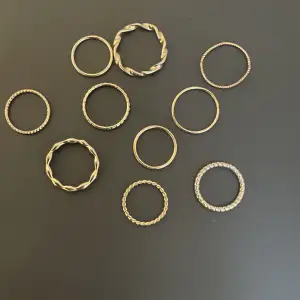 10 olika ringar som är i samma färg. Inga defekter och är aldrig använda. Säljes då de inte passar mig. Köptes för 199kr och säljes för 59kr.