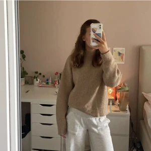 Stickad tröja - Jättemysig stickad tröja som är perfekt nu till hösten. Inte stickig alls. Den är lite nopprig så säljer billigt 💞