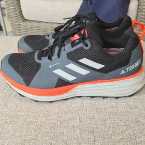 Träningssko goretex - Använda 1 gång. Impregnerade. Continental-sula.