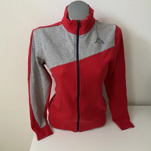 Kofta  - Ursnygg vintage Kofta från märket KAPPA, i perfekt skick. Strl S ❤️