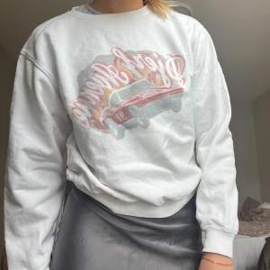 Säljer denna så fina sweatshirten från Djerf Avenue! I fint skick 🫶🏼Storlek XS men sitter perfekt oversized på mig! 🌟 Nypris: 999 kronor