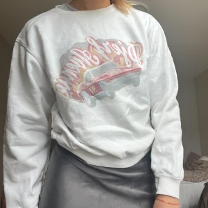 Djerf Avenue Sweatshirt 🤍 - Säljer denna så fina sweatshirten från Djerf Avenue! I fint skick 🫶🏼Storlek XS men sitter perfekt oversized på mig! 🌟 Nypris: 999 kronor