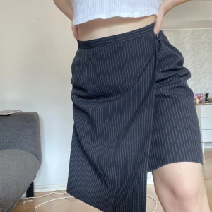 Svart Kostym kjol - Svart kostym kjol. Jätte fint och vintage. Den är 53 cm lång.