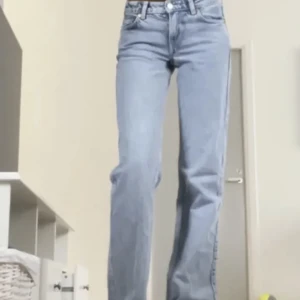 WEEKDAY lågmidja arrow jeans  - De är för små för mig därför jag vill sälja den. W 24 L 34 låg midja . Det är fett snygg. ny skick Också