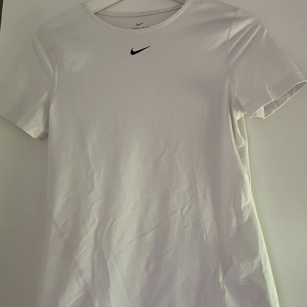 Superfin vit tränings tshirt från Nike!. Hoodies.