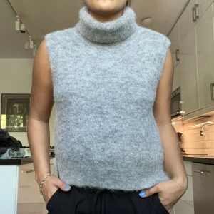 Stickad poloväst  - Stickad poloväst, perfekt nu till hösten! ✨