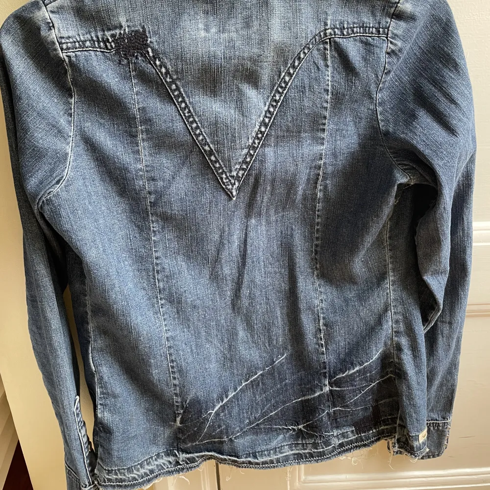 Säljer denna as balla jeans jackan som är vintage!! Storlek XS! 300kr plus frakt men pris kan diskuteras till lägre! 🫵🏼🙌🏽 Jätte coola detaljer både fram o bak!  Skriv för intresse!💕💕. Jackor.