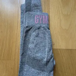 Säljer dessa sjukt snygga och sköna Gymshark tightsen som tyvärr blivit för små. Skriv gärna privat om fler bilder eller frågor:)