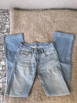 Diesel Jeans - Jätte fina ljusblåa lowwaist dieseljeans i toppen skick! Världens finaste blåa färg! Storlek 26💘 Kan inte visa bild på då dem är för små för mig😕 Har tagit upp dem längst ner så dem är en jätte fin längd på mig som är 176!❤️