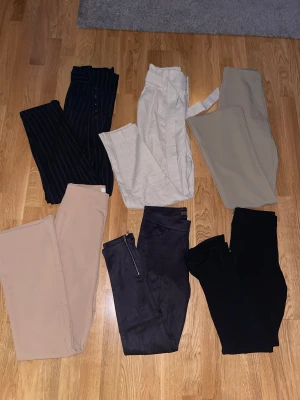 Kostymbyxor  - Byxor kostym och finbyxor från zara hm Gina med mera. Storlek Xs och enstaka i s. Fint skick endast använda vid fåtal gånger