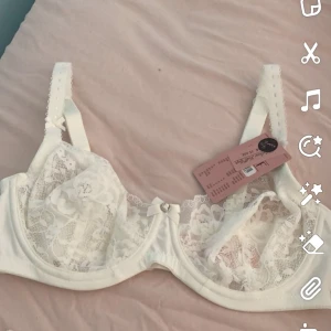 Hunkemöller BH-ar - Säljer ni dessa två supersnygga bhar från hunkemöller. Köpta för typ 2 år sedan, men väldigt sparsamt använda. De är i storlek 70F, och har blivit lite stora för mig. Skulle säga att dessa är lite mindre i storleken och skulle passa C/D kupa💓