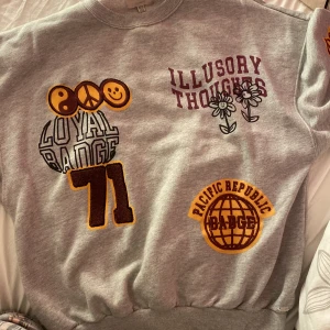 Tröja - En jätte fin tröja från pill and bear andvänd några gånger ny pris 200kr storlek men passar mig som har s