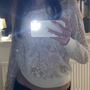 genomskinlig tröja med mönster  - tröjan är från gina den är ganska gammal men bara andvänd en gång av mig, jag hade den med ett vitt linne under men det funkar lika bra eller bättre med bara bh under.  den är i ganska bra skick och man kan styla den på ganska många olika sätt 