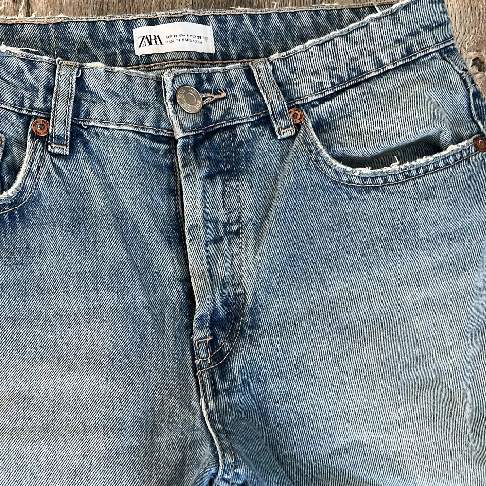 Supersnygga ljusblåa jeans från Zara i väldigt bra skick!! Perfekta oversized jeans. Köpta för 359kr. De är midwaist och straight leg!. Jeans & Byxor.