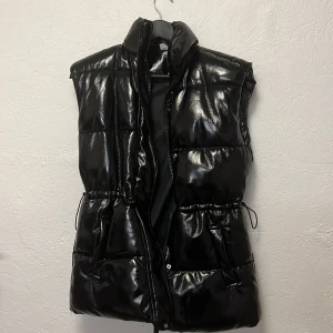 Väst till höst/vinter - En pufferväst från H&M.  Använd några gånger men är i bra skick. 