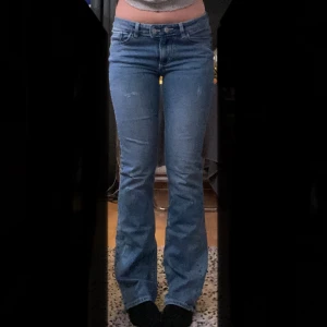 Jeans  - Säljer dessa Lågmidjade botcut jeansen från Junkyard, ansvända 1-3 gånger, nypriss: 699 💕