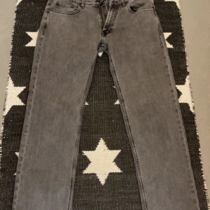 Dressman jeans - Gråa jeans från dressman i fint skick. Knappt använda eftersom jag tycker de är för små. Köpta för 500, mitt pris 190