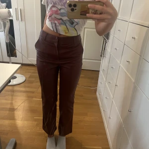 Skinnbyxor  - Skinnbyxor (PU) från Gina tricot, storlek 32 men passar 34