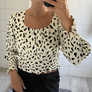 Prickig blus - Använd 2 ggr. Lite croppad