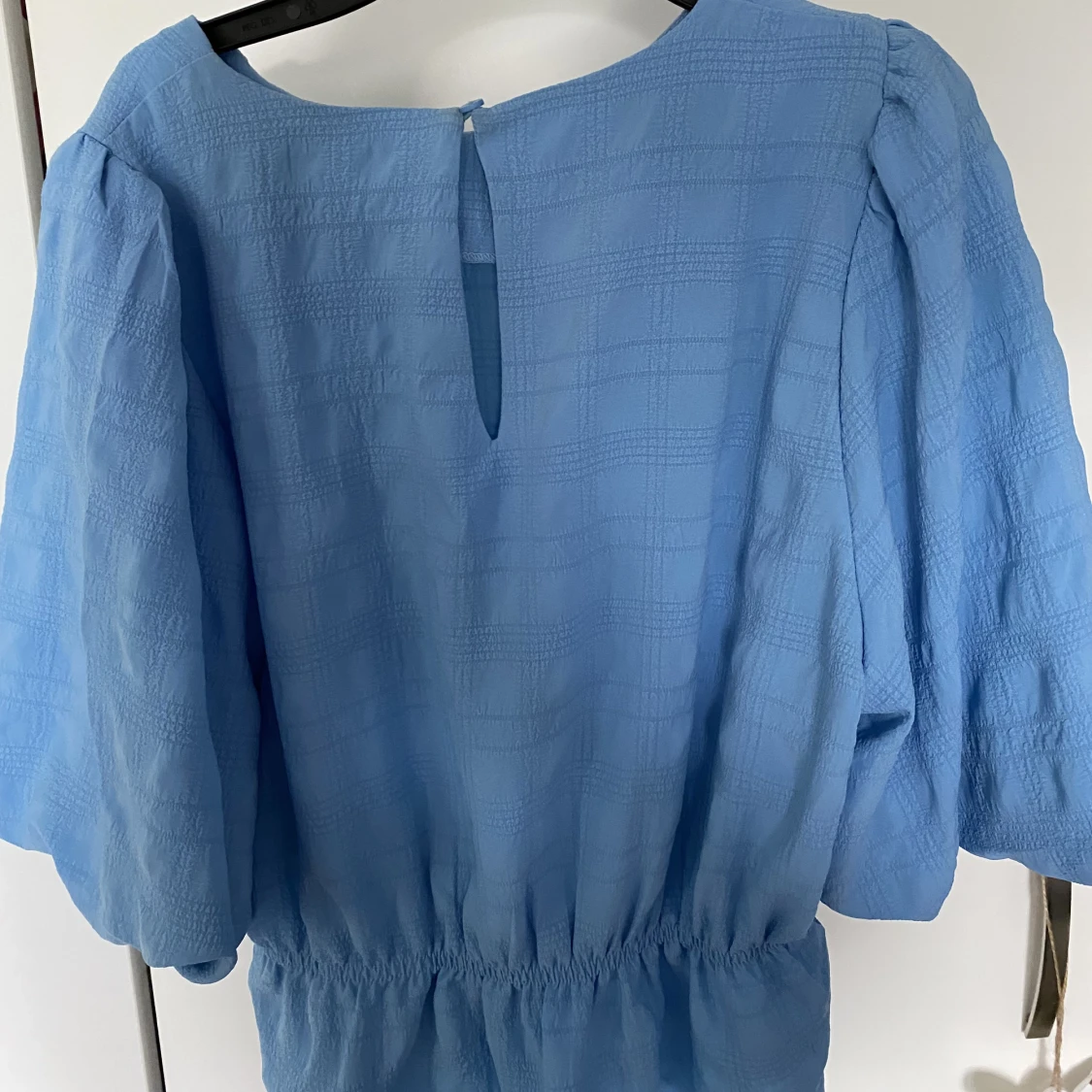 Blus med volang - 90