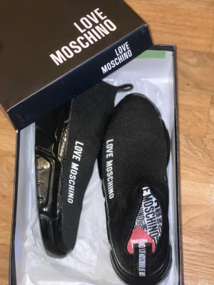 Love Moschino  - Säljer  Moschino skor,  använda två gånger . Ny pris 2 200