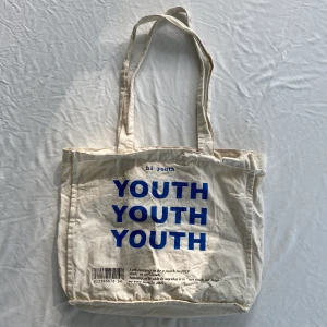 Totebag tygväska  - Snygg totebag. Har en liten ficka med dragkedja och går att stänga med en magnet. Använt skick (någon sprucken söm) och texten längst ner makes no sense så därav priset. Säljs helst via köp nu 💋