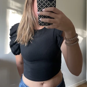 Topp - Svart topp med volang i stl S ifrån zara. Aldrig använt. Säljer för 50kr+frakt💓