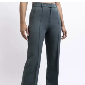 Nya kostymbyxor - madlady - Säljer dessa helt nya kostymbyxor, endast provade på. Modell Sally med stråveck i färgen muted green. Storlek 36 längd tall, stretchiga i materialet. Säljer pga fel storlek och hann inte returnera i tid. Nypris 599kr