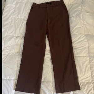 Kostymbyxor Gina  - Superfina bruka kostymbyxor från Gina. Knappt använda då de är för långa för mig (160cm). Toppenkvalite, inga anmärkningar.  ”spänne” för skärp och även fickor. En bakficka, dock ej sprättad. Katt finns i hemmet <3 