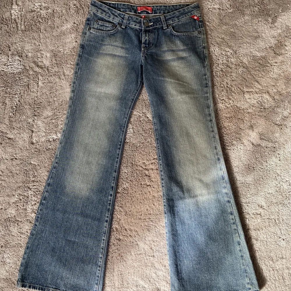 Jättefina utsvängda jeans, lågmidjade. Jättebra skick. Midjan är 41cm och benlängd 100cm. . Jeans & Byxor.