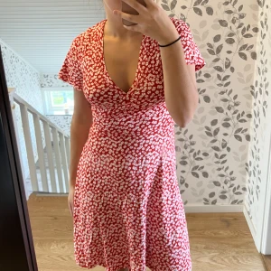 Röd blommig klänning  - En superskön klänning från Indiska i strl XS men passar absolut större! Jag är inte en XS i vanliga fall, mer åt M! Mjukt & lent material 👗