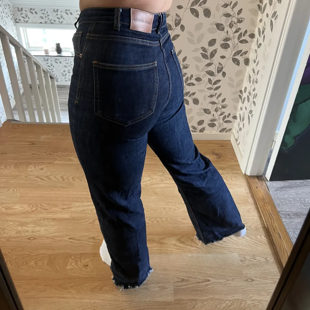 Jeans från Carin Wester! Supersköna & mjuka men säljer pga de är lite korta för mig som är 170! . Jeans & Byxor.