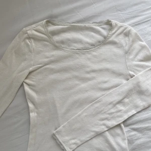 Vit långärmad  - En söt vit långärmad tröja med små broderade hjärtan och spets 🤍 Köpt second hand så vet tyvärr inte märket. Hör av er vid frågor! 