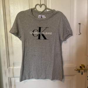 Jätte mjuk t-shirt från Calvin Klein! Ser lite mörkare ut i bilden än vad den igentligen är :) 