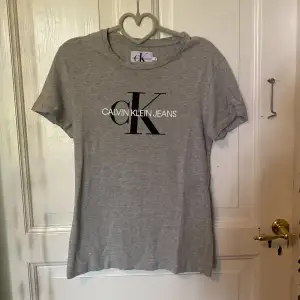 Jätte mjuk t-shirt från Calvin Klein! Ser lite mörkare ut i bilden än vad den igentligen är :) 