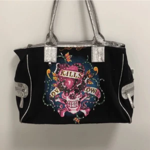 Söker - Söker ed Hardy väska!