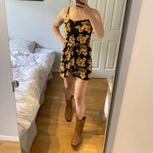 Blommig vintage klänning  - Kan knytas fram och bak i midjan  - svart med gula blommor 