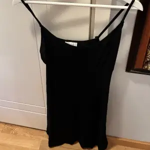 Säljer denna klänning som är i väldigt bra skick, aldrig använd. Tvättar och stryker innan jag postar