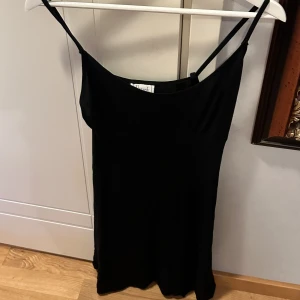 Svart klänning  - Säljer denna klänning som är i väldigt bra skick, aldrig använd. Tvättar och stryker innan jag postar