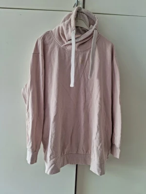 Hoodie  - Använd fåtal gånger, har en fläk