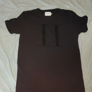 Les Deux - Les Deux tshirt med velourtryck. Bra kvalite och bra skick, bara inte min stil längre 