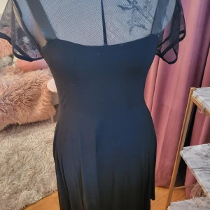 Gothicana Skaterdress - Sjukt snygg klänning från Gothicana EMP. Mesh och skindetaljer som får klänningen att stå ut från mängden! Använd fåtal gånger så den är som ny. Nypris var 439:-. Slutsåld på EMP. Tvättar klänningen innan den skickas iväg. Rökfritt hem.