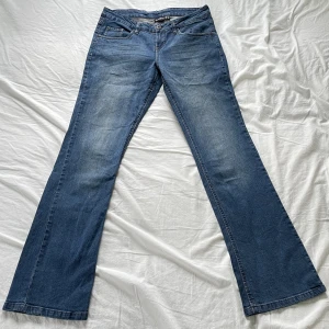 lågmidjade jeans - använd köp nu! midja:81 innerben:80, är 169 w28 som referens😽