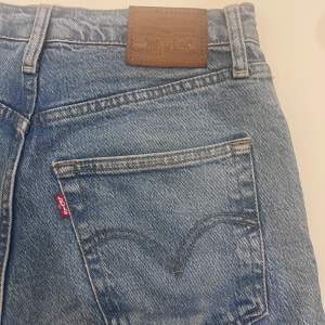 Detta är Levis ribcage straight ankle jeans. I storlek W27/L29. Köpte de för 1250kr och säljer dem nu för storleken inte längre passar. De är använda men är i gott skick.