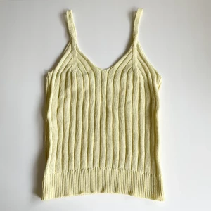 Linne - Superfint linne från Mango i nyskick! Ljusgult, virkat och i storlek S men passar även M⭐️❤️