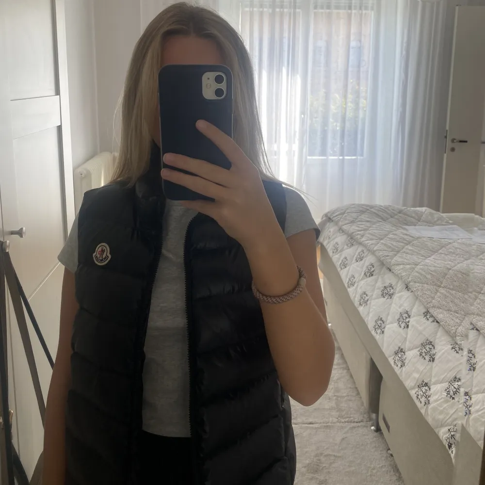 Snygg moncler väst! Som ny. Jackor.