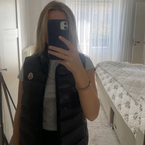 Moncler väst  - Snygg moncler väst! Som ny